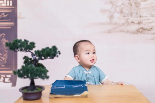 天门怀孕肚子中间凹两边凸